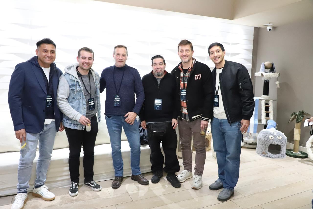 Grupo de asistentes con credenciales
